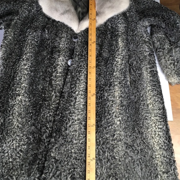 Vintage Woman’s Fur Coat - Woodward’s - Picture 5 of 8